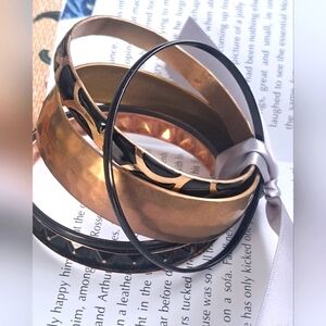 Set of 4 bangle bracelets in gold and black tones